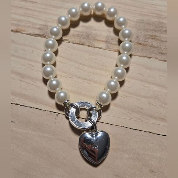 Faux Pearl Stretch Bracelet Silver Tone Crystal Heart Charm NVC Marked - Picture 2 of 5